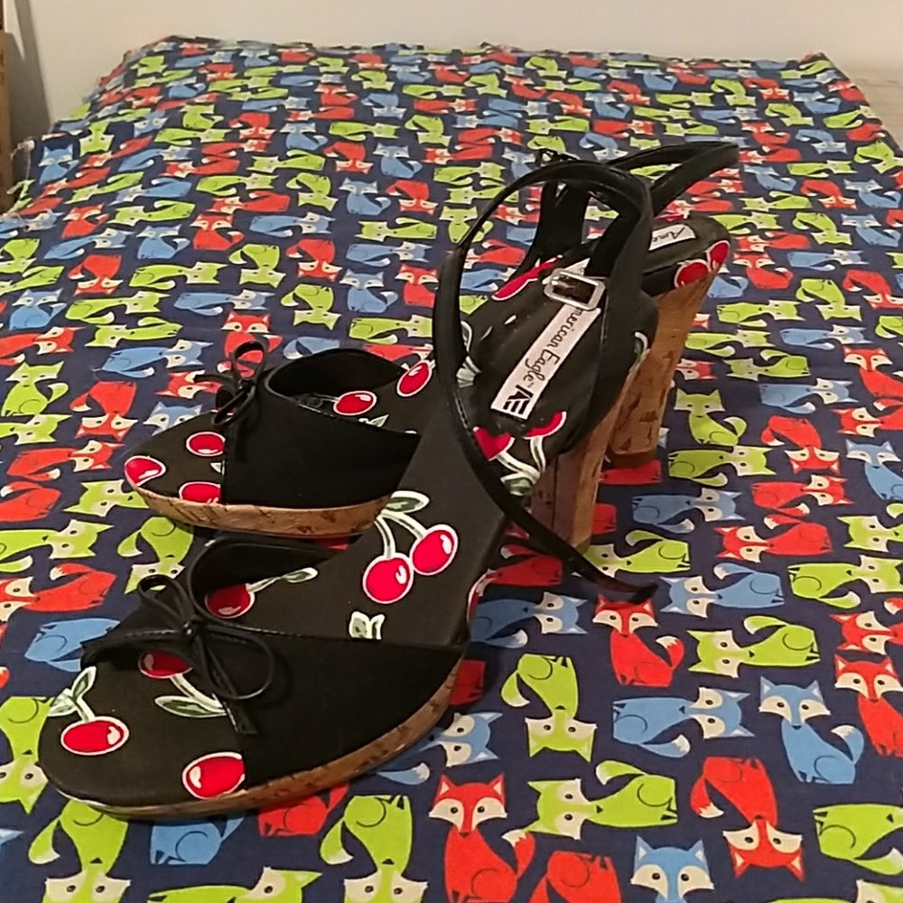 Black American eagle pumps, new in box 8.5